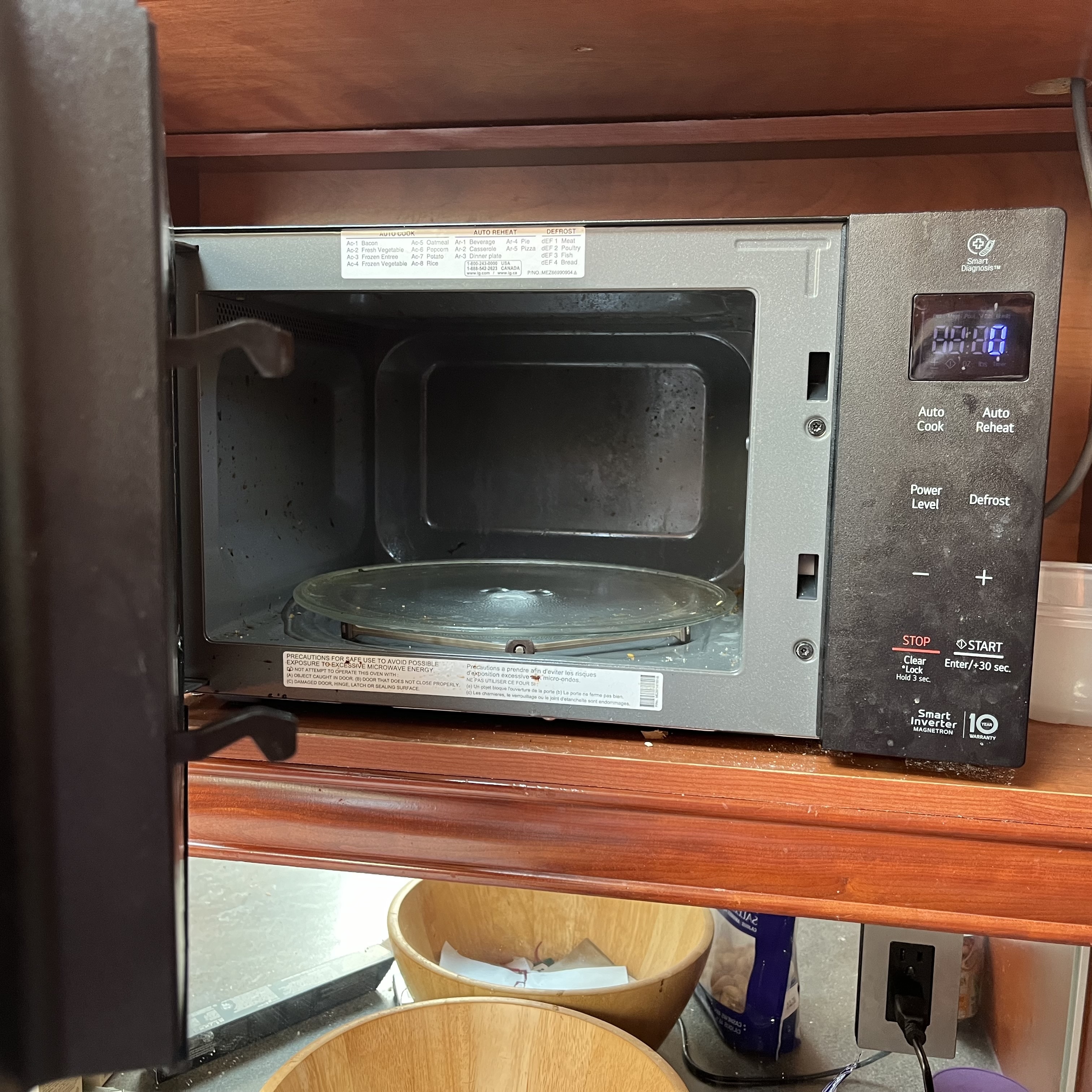 The sound of opening and closing the microwave