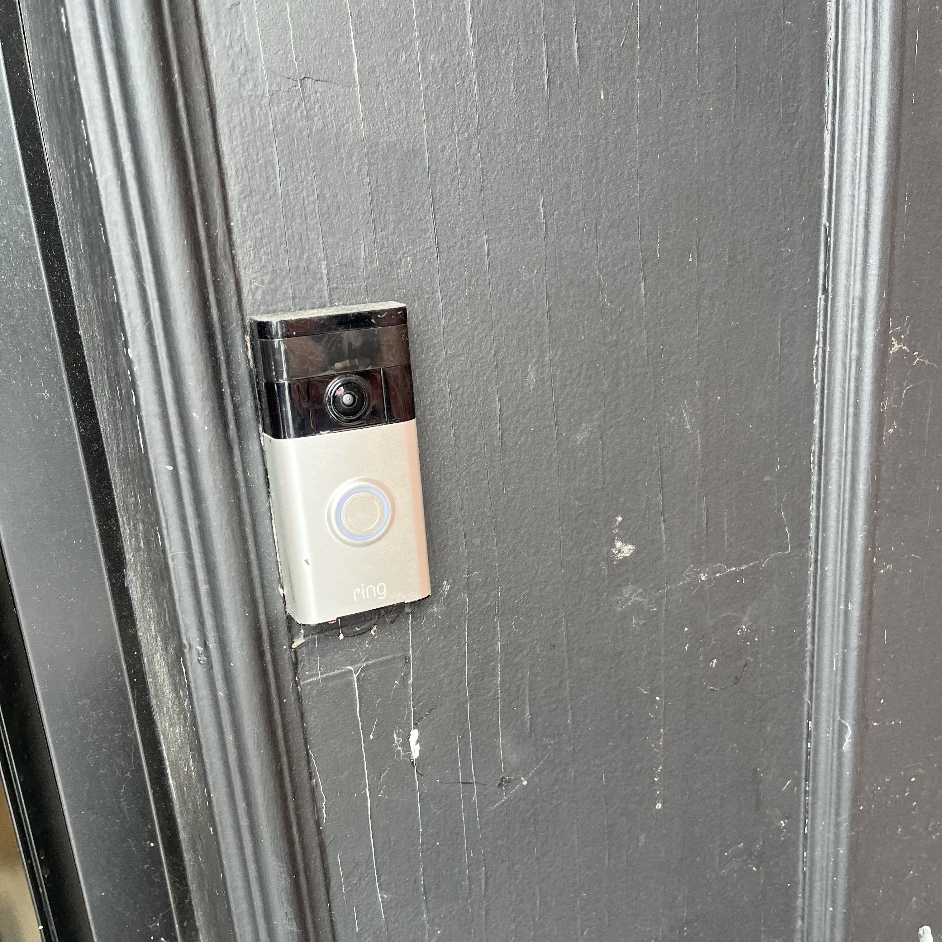 The sound of pressing the doorbell